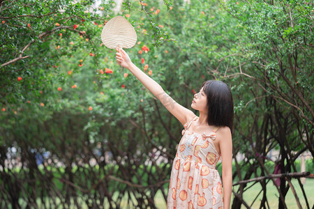 夏日白天美女人物户外蒲扇摄影图配图