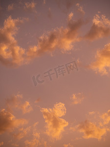 自然风光夕阳彩云天空中漂浮着摄影图配图