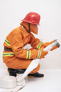 公务员png摄影照片_救火支援白天消防员救火室内姿势摆拍摄影图配图
