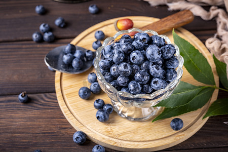营养浆果鲜甜新鲜蓝莓摄影图配图