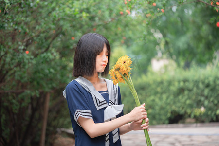夏日白天美女户外公园向日葵花朵摄影图配图