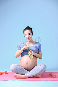 瑜伽孕妇运动健身休息摄影图配图