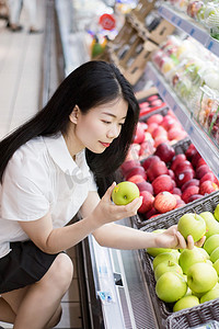 水果货架摄影照片_购物买东西水果买东西零食摄影图配图