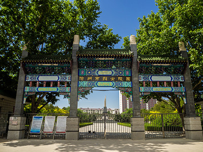 建军节雕塑摄影照片_建党100年纪念白天牌坊烈士陵园门口全景摄影图配图