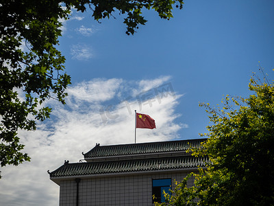 祭奠先祖摄影照片_建党100年纪念白天国旗烈士陵园随风飘扬摄影图配图