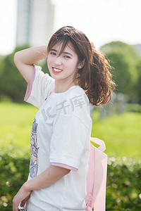 青春online摄影照片_阳光校园学校美女青春摄影图配图