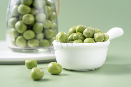 绿色背景新鲜豌豆洒落摄影图配图