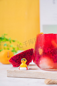 美味夏日冷饮摄影照片_冰镇冷饮水果果汁饮品摄影图配图