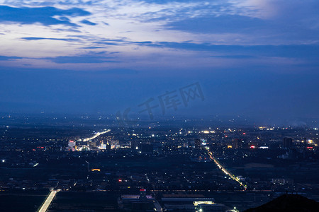 落日夕阳傍晚城市蓝色天空云彩摄影图配图