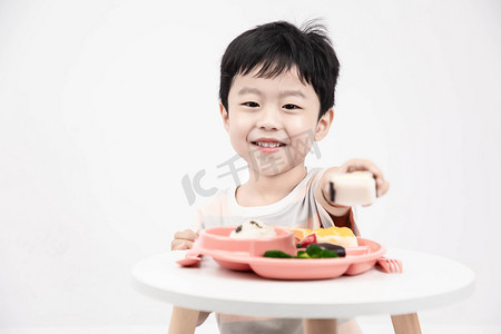 美食摄影照片_美食早上男孩室内营养餐摄影图配图