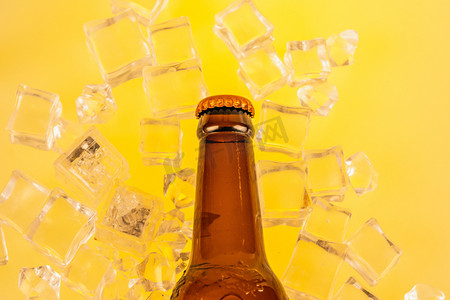 夏季早上啤酒室内啤酒饮品摄影图配图