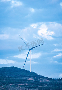 新能源利用白天风车山峰云彩风力发电摄影图配图