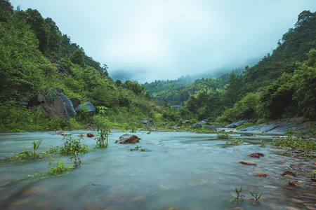 云雾大山摄影照片_山里的溪水下午溪水山里无摄影图配图