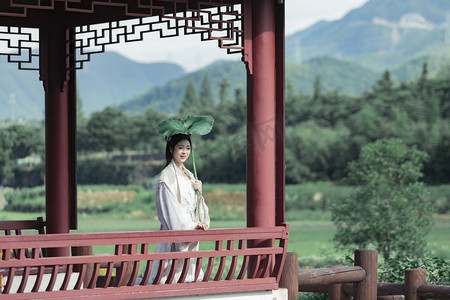 仕女花摄影照片_下雨盛夏小姐亭子撑荷叶摄影图配图