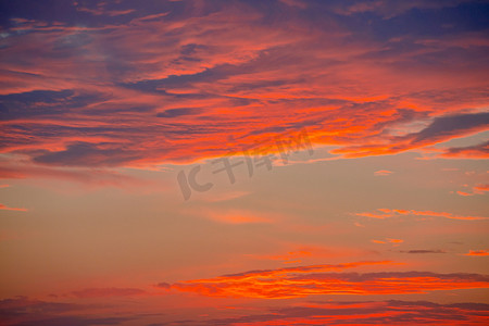 黄色晚霞摄影照片_夏天日落风光夕阳天空晚霞户外夕阳西下摄影图配图