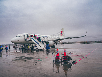 敦煌机场雨天一架飞机广场上预备起飞摄影图配图