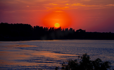 太阳橙色摄影照片_夏天风光夕阳日落户外海边夕阳西下摄影图配图