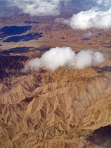 空中航拍风景白天山峦飞机上云层俯瞰下的山峰摄影图配图