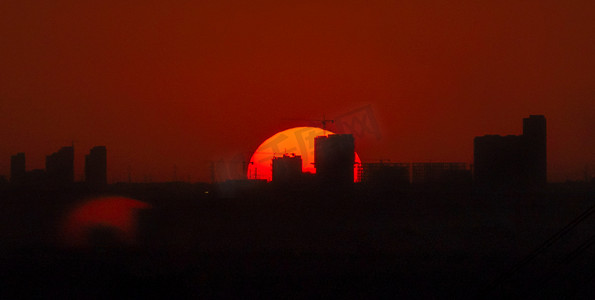 夏天城市日落夕阳风景户外太阳缓缓落下摄影图配图