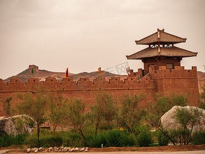 城楼摄影照片_敦煌风光白天古城自然风光美景摄影图配图