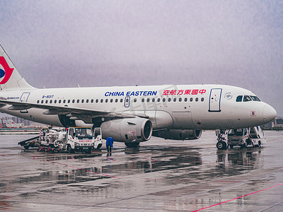 敦煌机场雨天一架飞机机场上准备起飞摄影图配图