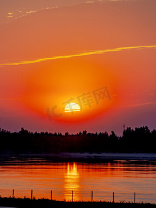 太阳橙色摄影照片_夏天自然风光傍晚太阳户外水面夕阳西下摄影图配图