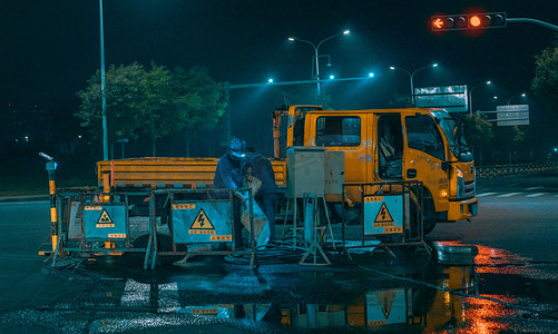 城市夜景生活夜晚深夜忙碌的工人户外街道施工的工人摄影图配图