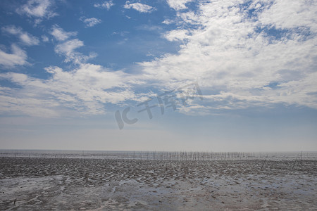 银色流沙摄影照片_海边滩涂下午滩涂海岛无摄影图配图