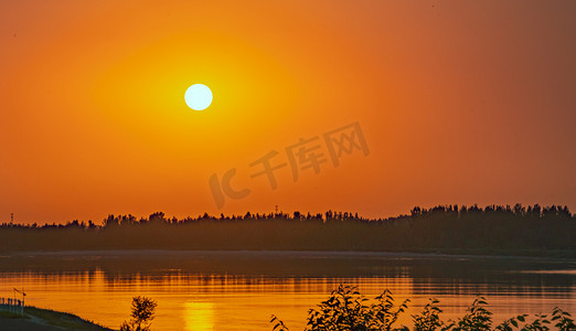 夏天风光黄昏日落户外湖畔边夕阳西下剪影摄影图配图