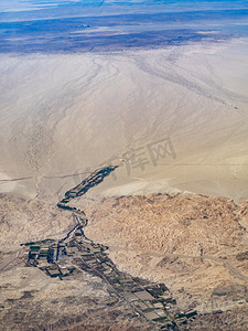 空中航拍白天沙漠田地飞机上俯瞰大地全貌摄影图配图