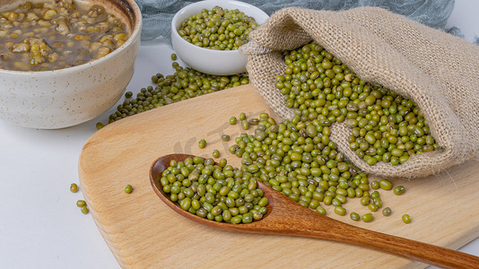 二十四节气ppt摄影照片_夏天美食白昼绿豆室内影棚静物摆拍摄影图配图