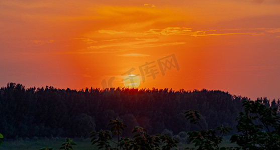 夏天风光傍晚日落户外染红的太阳摄影图配图