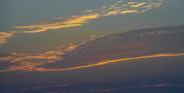 太阳户外摄影照片_夏天天空风光夕阳云彩户外天空飘动的云摄影图配图