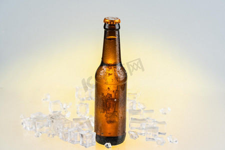 酒水夏天啤酒室内饮品摄影图配图