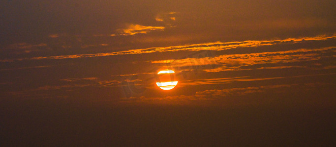 云层太阳摄影照片_夏天自然风光夕阳日落光照户外夕阳西下摄影图配图
