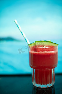 夏日饮品白天西瓜汁桌子上桌面文艺图片摄影图配图