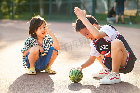 夏日两人人像白天兄弟二人阳光下手切西瓜摄影图配图