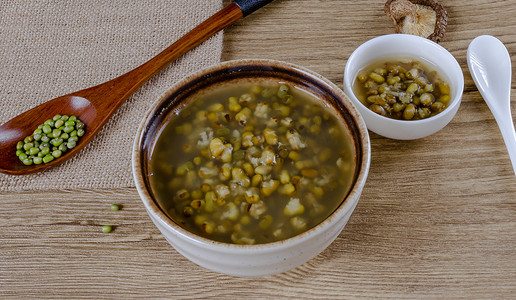 二十四节气立夏摄影照片_夏天消暑美食白昼绿豆汤室内餐桌静物摆拍摄影图配图