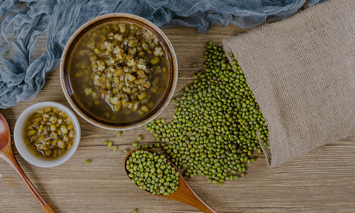 二十四节气立夏摄影照片_夏天降暑美食白昼一碗绿豆汤室内静物摆拍摄影图配图