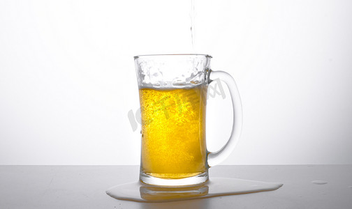 夏天酒精饮料白昼一杯啤酒室内静物摆拍摄影图配图