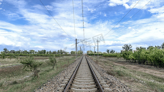 火车出行背景摄影照片_区间铁道钢轨上午钢轨夏季素材摄影图配图