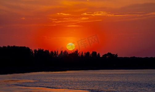 太阳橙色摄影照片_夏天风光傍晚黄昏日落户外海边夕阳西下摄影图配图