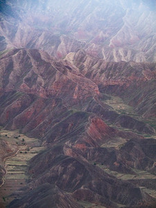 山川俯瞰摄影照片_空中航拍白天山脉山峦飞机上俯拍风景摄影图配图