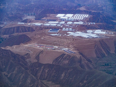 空中航拍白天山脉山峦飞机上俯拍美景摄影图配图