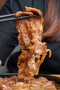 烤肉摄影照片_美食白天食物烤肉摄影摄影图配图