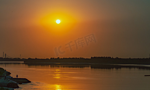 夏天自然风光夕阳阳光光照户外水面之上夕阳西下摄影图配图