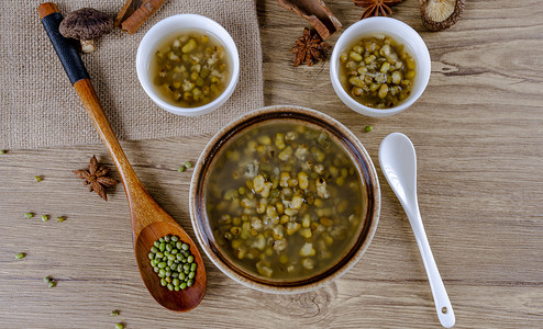 二十四节气ppt摄影照片_夏天健康美食白昼绿豆汤室内餐桌静物摆拍摄影图配图