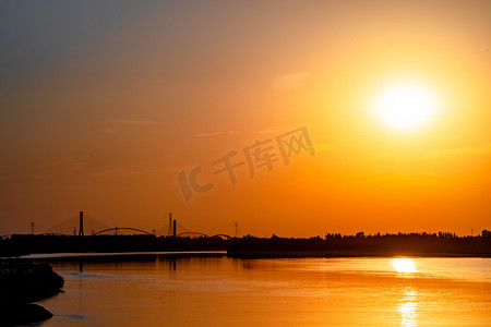 橙色日落摄影照片_夏天日落风光傍晚太阳户外海边夕阳西下摄影图配图