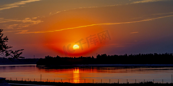 夏天日落风景傍晚太阳户外水面夕阳西下摄影图配图