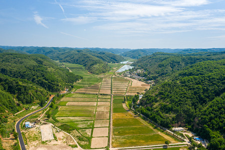 免费建党节摄影照片_南泥湾无人机航拍下午南泥湾室外摄影摄影图配图